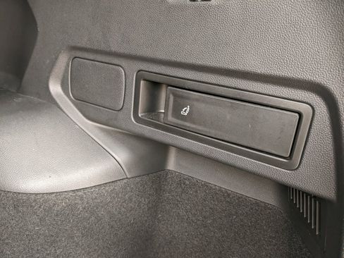 Certified 2021 Volkswagen Tiguan SE image 28