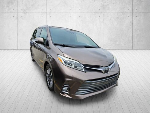 Used 2019 Toyota Sienna Limited Premium FWD image 2