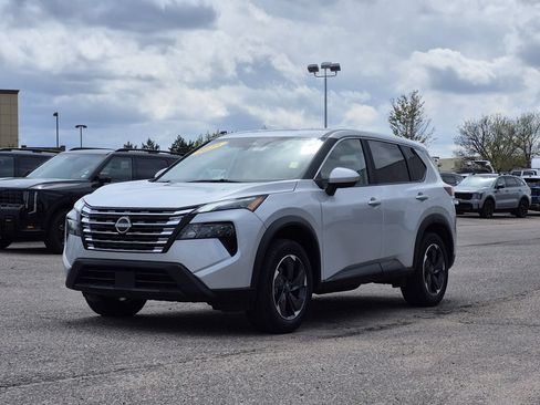 Used 2025 Nissan Rogue SV AWD/4WD image 4