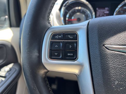Used 2013 Chrysler Town & Country Touring-L w/ Driver Convenience Group FWD image 20