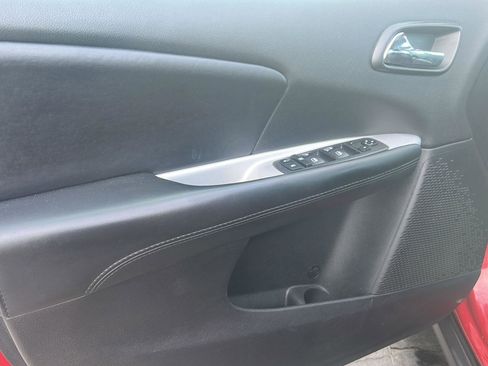 Used 2019 Dodge Journey SE image 4