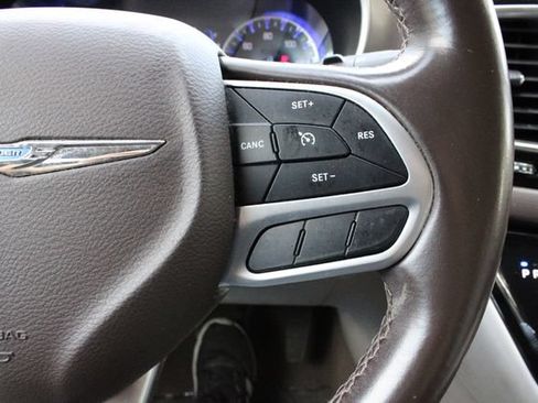 Used 2018 Chrysler Pacifica Touring-L FWD image 8