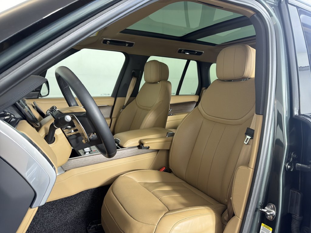 Used 2025 Land Rover Range Rover SE AWD/4WD image 5
