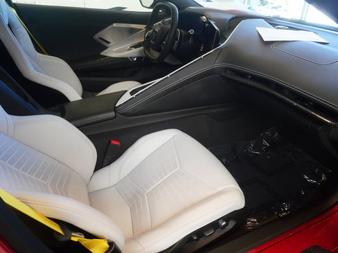 Used 2022 Chevrolet Corvette Stingray Preferred Cpe w/ Z51 Performance Package RWD image 17