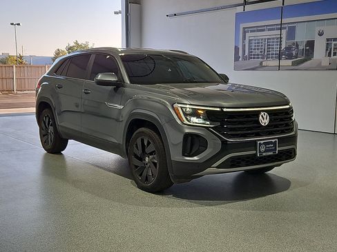 Used 2024 Volkswagen Atlas Cross Sport SE FWD image 4