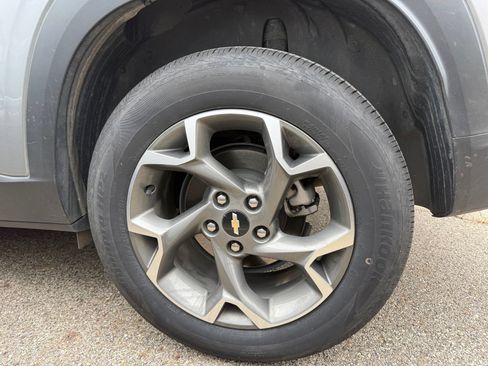 Used 2025 Chevrolet Trax LT FWD image 8