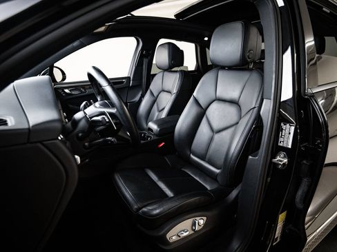 Certified 2023 Porsche Macan AWD/4WD image 5