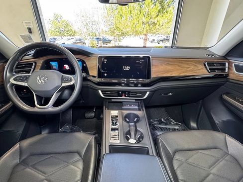 Used 2024 Volkswagen Atlas SE AWD/4WD image 15
