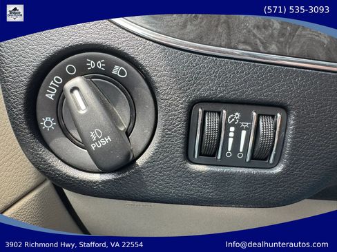 Used 2016 Chrysler Town & Country Touring FWD image 26