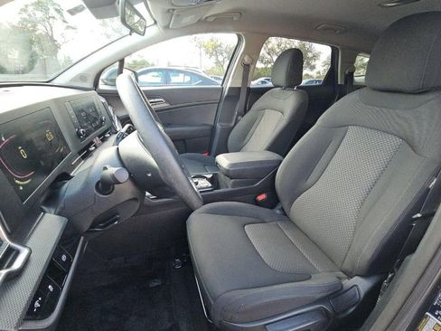 Used 2025 Kia Sportage LX image 5