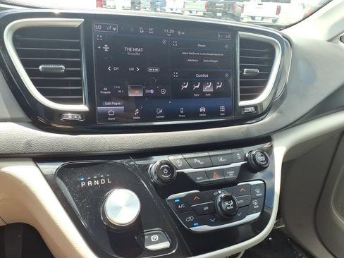 Used 2024 Chrysler Pacifica Touring-L FWD image 9