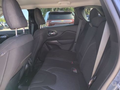 Used 2021 Jeep Cherokee Latitude FWD image 15