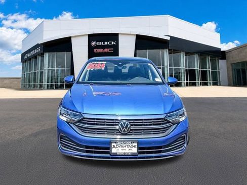 Used 2024 Volkswagen Jetta SE FWD image 3