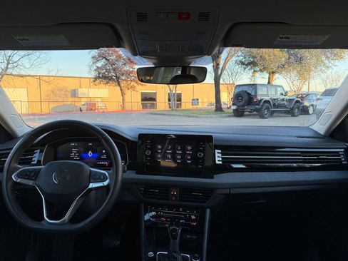 Used 2025 Volkswagen Jetta SE image 34