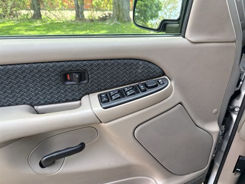 Used 2004 Chevrolet Avalanche 2WD image 39