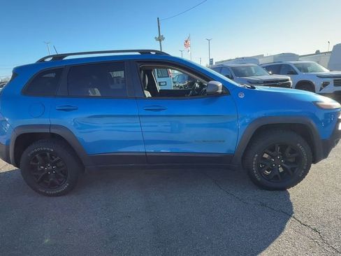 Used 2017 Jeep Cherokee Trailhawk image 9