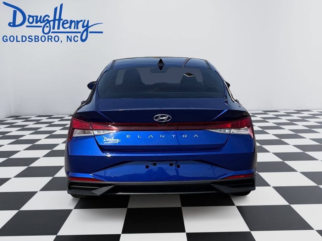 Used 2023 Hyundai Elantra SEL w/ Convenience Package FWD image 4