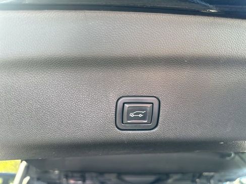 Used 2024 GMC Yukon SLT image 33