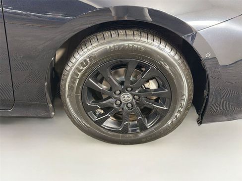 Used 2022 Toyota Prius AWD image 36