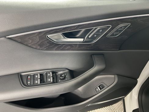 Used 2019 Audi Q8 Premium Plus w/ Premium Plus AWD/4WD image 18