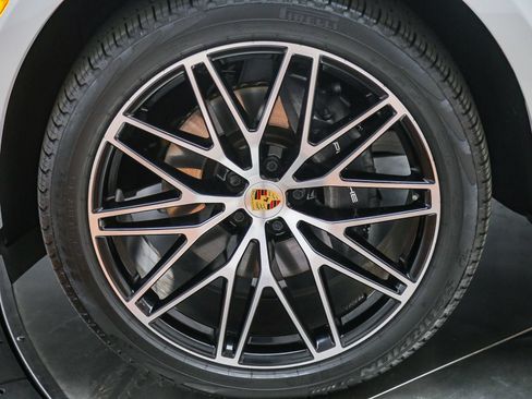 Certified 2025 Porsche Macan AWD/4WD image 13