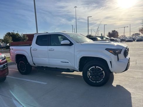 Used 2024 Toyota Tacoma TRD Sport image 2
