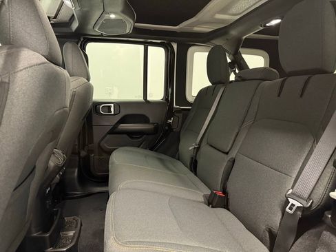 Used 2024 Jeep Wrangler Unlimited Sahara image 19