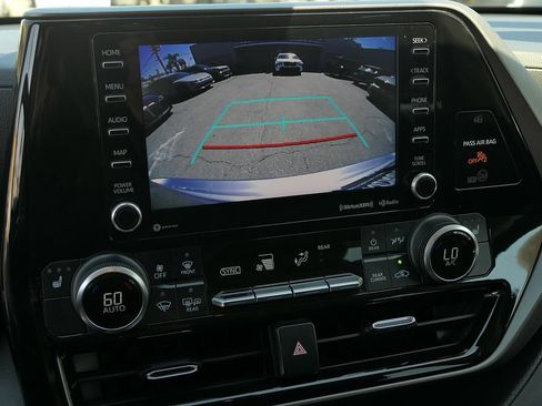 Used 2021 Toyota Highlander XLE FWD image 21