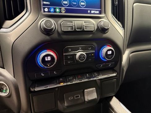 Used 2021 Chevrolet Silverado 1500 LT Trail Boss w/ LPO, Dark Essentials Package AWD/4WD image 18