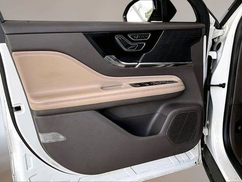 Used 2020 Lincoln Corsair FWD w/ Premium Package image 17