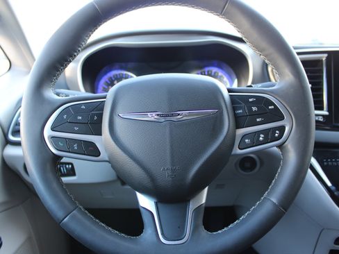 Used 2023 Chrysler Pacifica Touring-L image 18