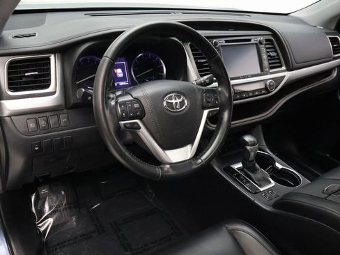 Used 2019 Toyota Highlander XLE FWD image 15