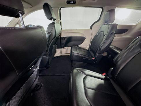 Used 2024 Chrysler Pacifica Touring-L FWD image 24