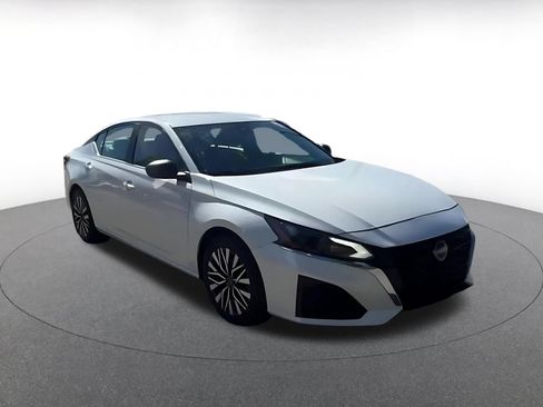 Used 2025 Nissan Altima 2.5 SV FWD image 3