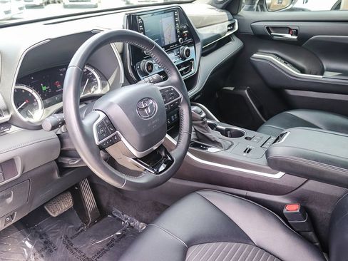 Used 2022 Toyota Highlander XSE FWD image 16