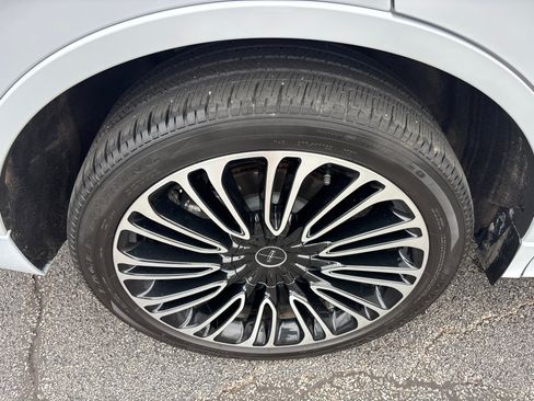 Certified 2025 Lincoln Aviator Black Label AWD/4WD image 10