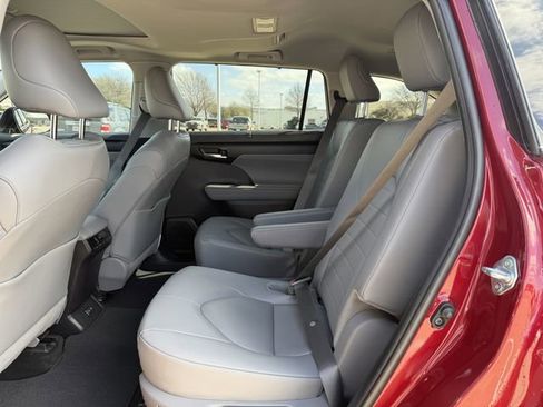 Certified 2025 Toyota Highlander XLE image 29