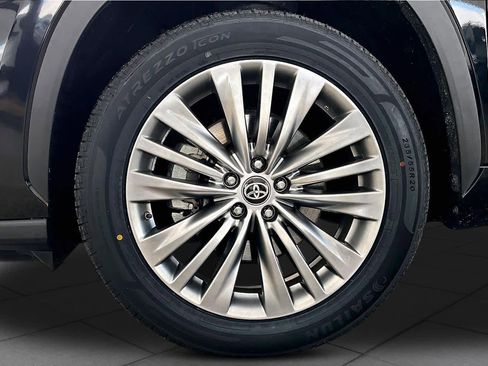 Used 2023 Toyota Highlander Platinum FWD image 11