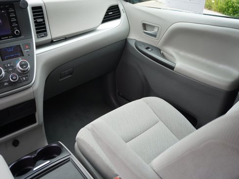 Used 2020 Toyota Sienna LE w/ Carpet Mat Package FWD image 17
