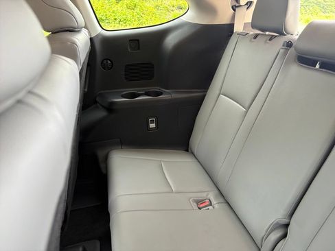 Used 2024 Toyota Highlander XLE AWD/4WD image 48