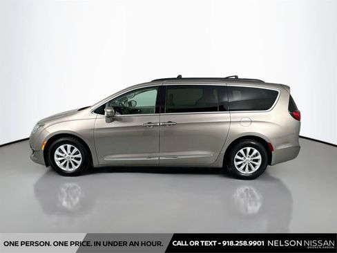 Used 2017 Chrysler Pacifica Touring-L FWD image 8