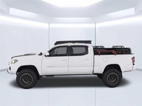 Used 2017 Toyota Tacoma TRD Off-Road AWD/4WD image 9