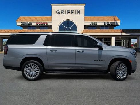 Used 2023 Chevrolet Suburban RST w/ Luxury Package RWD image 3