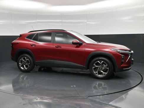Used 2025 Chevrolet Trax LT w/ LT Convenience Package FWD image 4