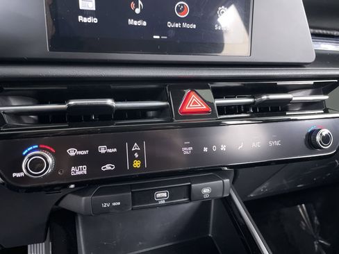 Used 2025 Kia Niro LX image 16