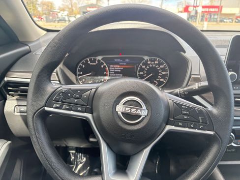 Used 2025 Nissan Altima 2.5 SV FWD image 33