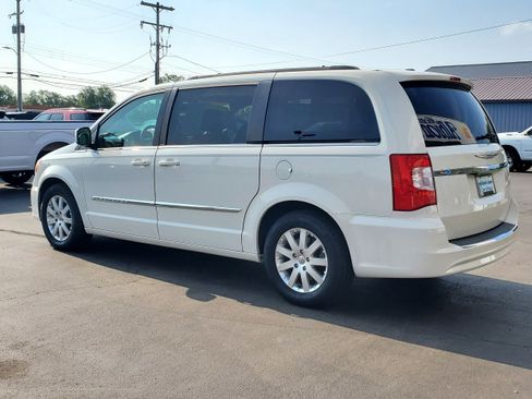 Used 2013 Chrysler Town & Country Touring FWD image 3