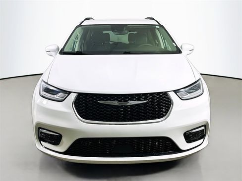 Used 2022 Chrysler Pacifica Touring-L image 2
