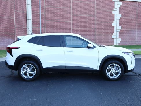 Certified 2025 Chevrolet Trax LS w/ LS Convenience Package FWD image 26