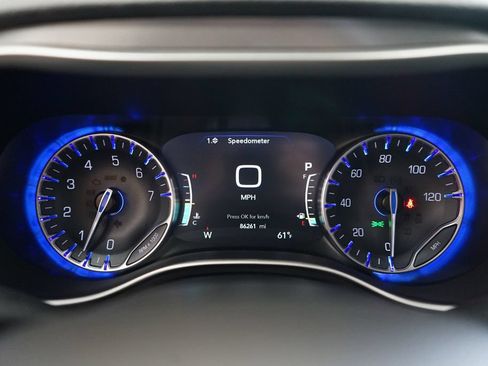 Used 2021 Chrysler Pacifica Touring-L w/ Uconnect Theater Family Group AWD/4WD image 35